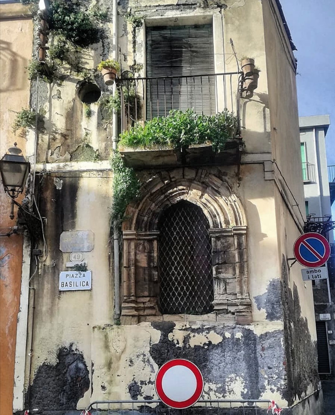 Monofora. Antiche e storiche architetture meritevoli di ristrutturazione conservativa.